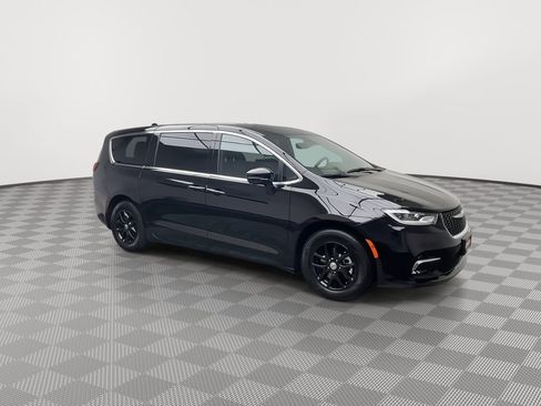 Used 2025 Chrysler Pacifica Select FWD image 40