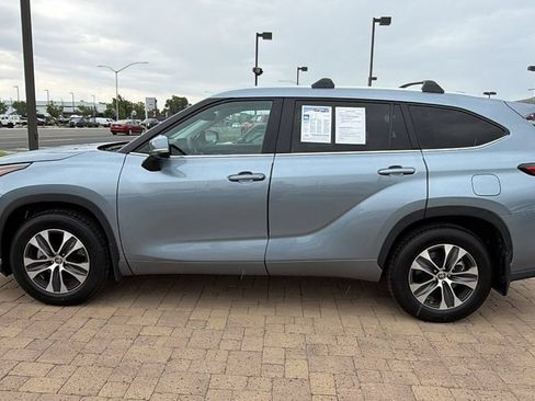 Used 2023 Toyota Highlander XLE AWD/4WD image 6