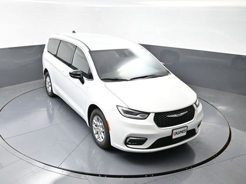 New 2026 Chrysler Pacifica Select image 40