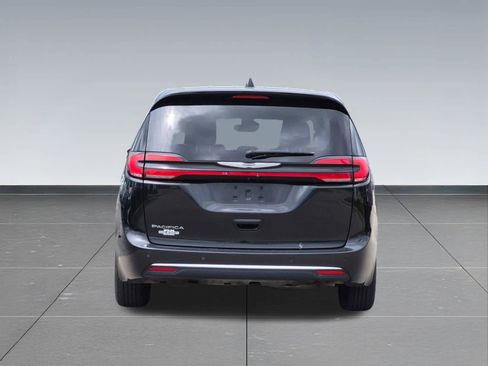 Used 2023 Chrysler Pacifica Touring-L FWD image 5