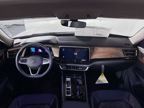 New 2025 Volkswagen Atlas SE image 12