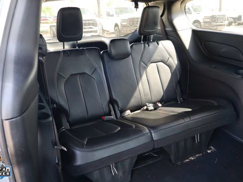 Used 2025 Chrysler Pacifica Select FWD image 26