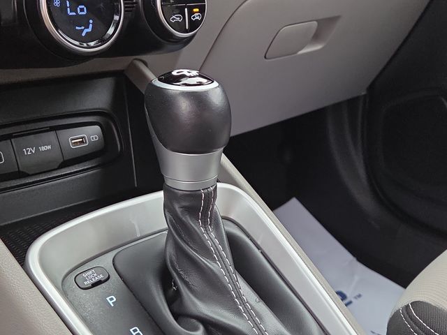 Certified 2022 Hyundai Venue SEL FWD image 14
