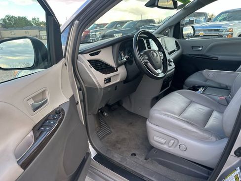 Used 2018 Toyota Sienna XLE w/ XLE Navigation Package AWD/4WD image 35