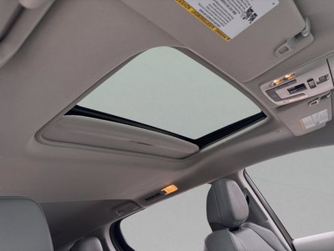 Used 2024 Toyota Sienna XLE image 34