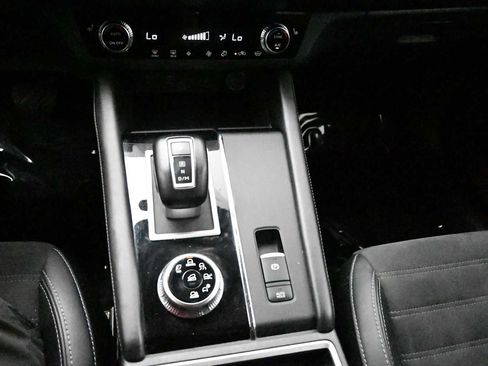 Used 2024 Mitsubishi Outlander SE AWD/4WD image 25