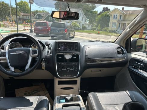Used 2014 Chrysler Town & Country Touring FWD image 16