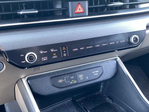 Used 2025 Kia Carnival EX FWD image 26
