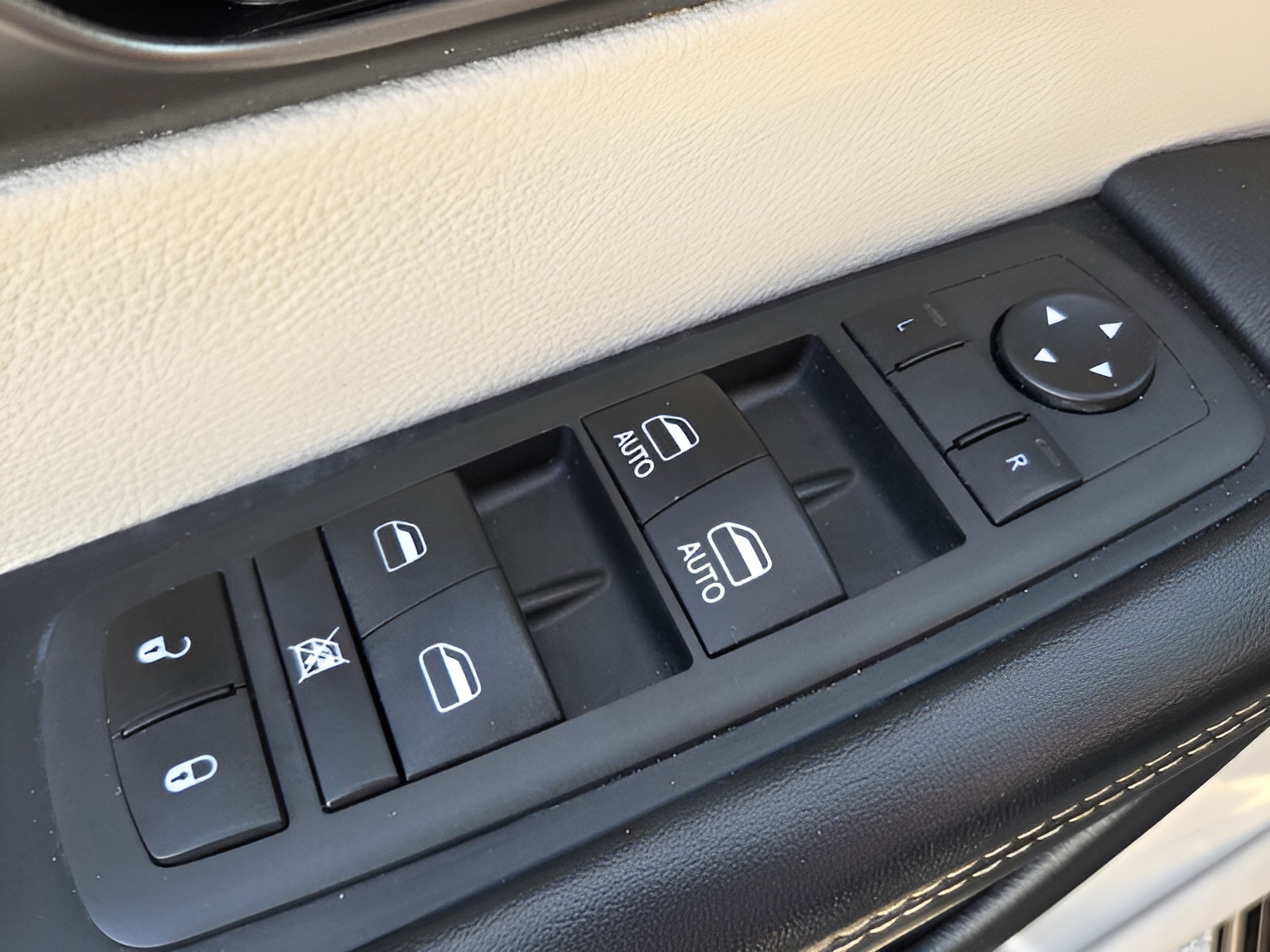 Used 2024 Chrysler Pacifica Touring-L FWD image 31