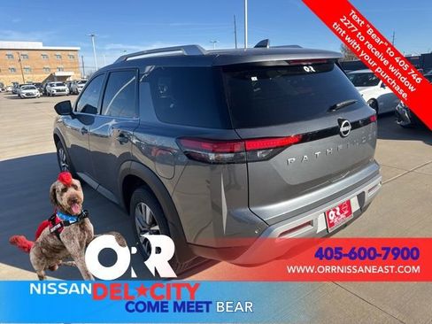 New 2025 Nissan Pathfinder SL image 3