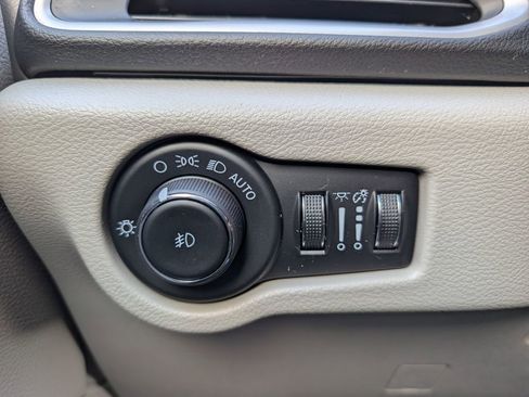 Used 2024 Chrysler Pacifica Touring-L image 34