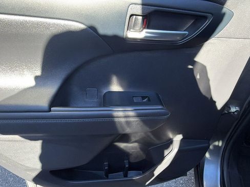 Used 2023 Toyota Highlander XLE image 11