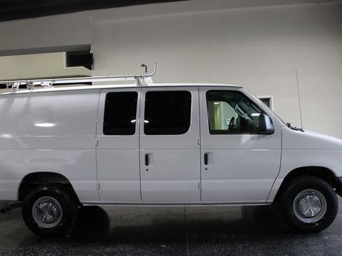 Used 2006 Ford E-350 and Econoline 350 Super Duty RWD image 2