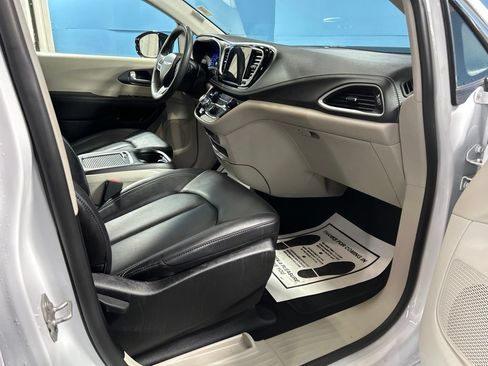 Used 2024 Chrysler Pacifica Limited FWD image 47
