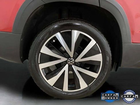 Used 2024 Volkswagen Taos SE image 30
