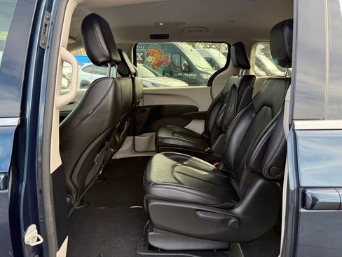 Used 2023 Chrysler Pacifica Touring-L image 18