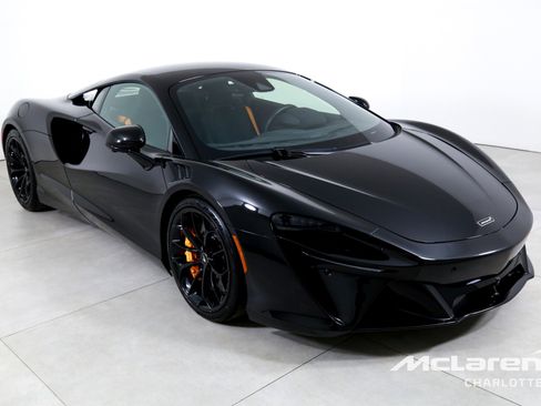 Used 2023 McLaren Artura image 3