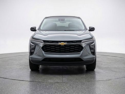 Used 2025 Chevrolet Trax LT image 2