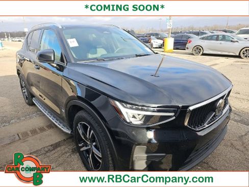 Used 2023 Volvo XC40 B5 Core image 1
