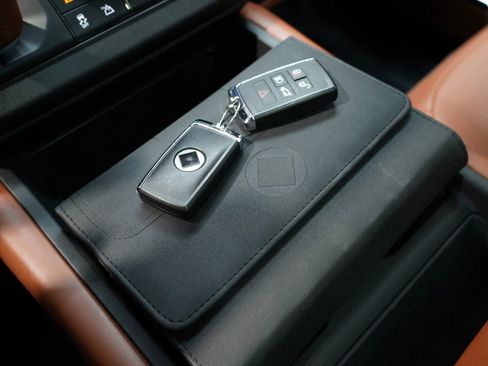 Used 2025 Land Rover Defender 110 image 76