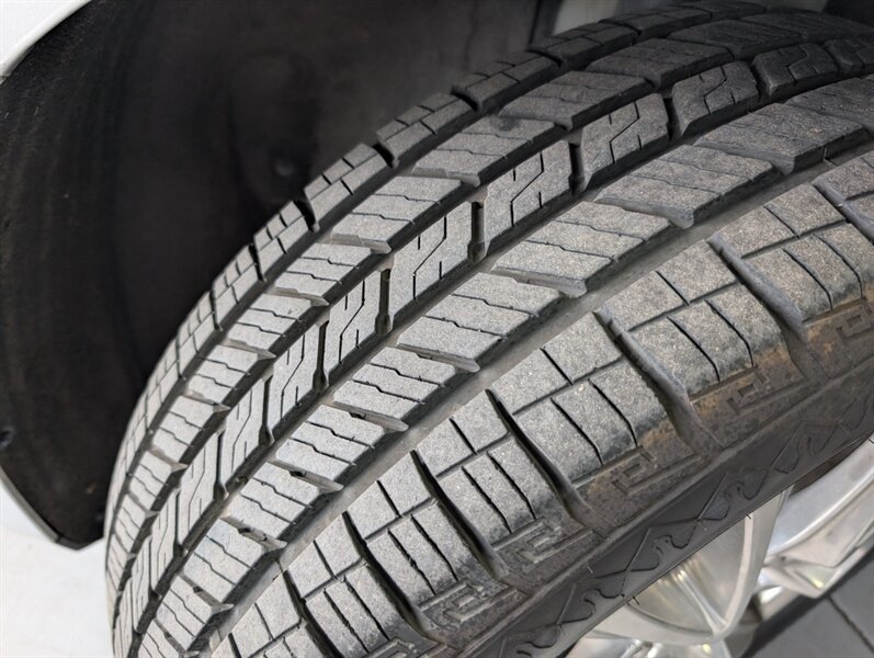 Used 2022 Buick Enclave Premium AWD/4WD image 16
