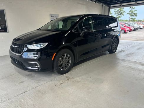 Used 2024 Chrysler Pacifica Touring-L FWD image 1