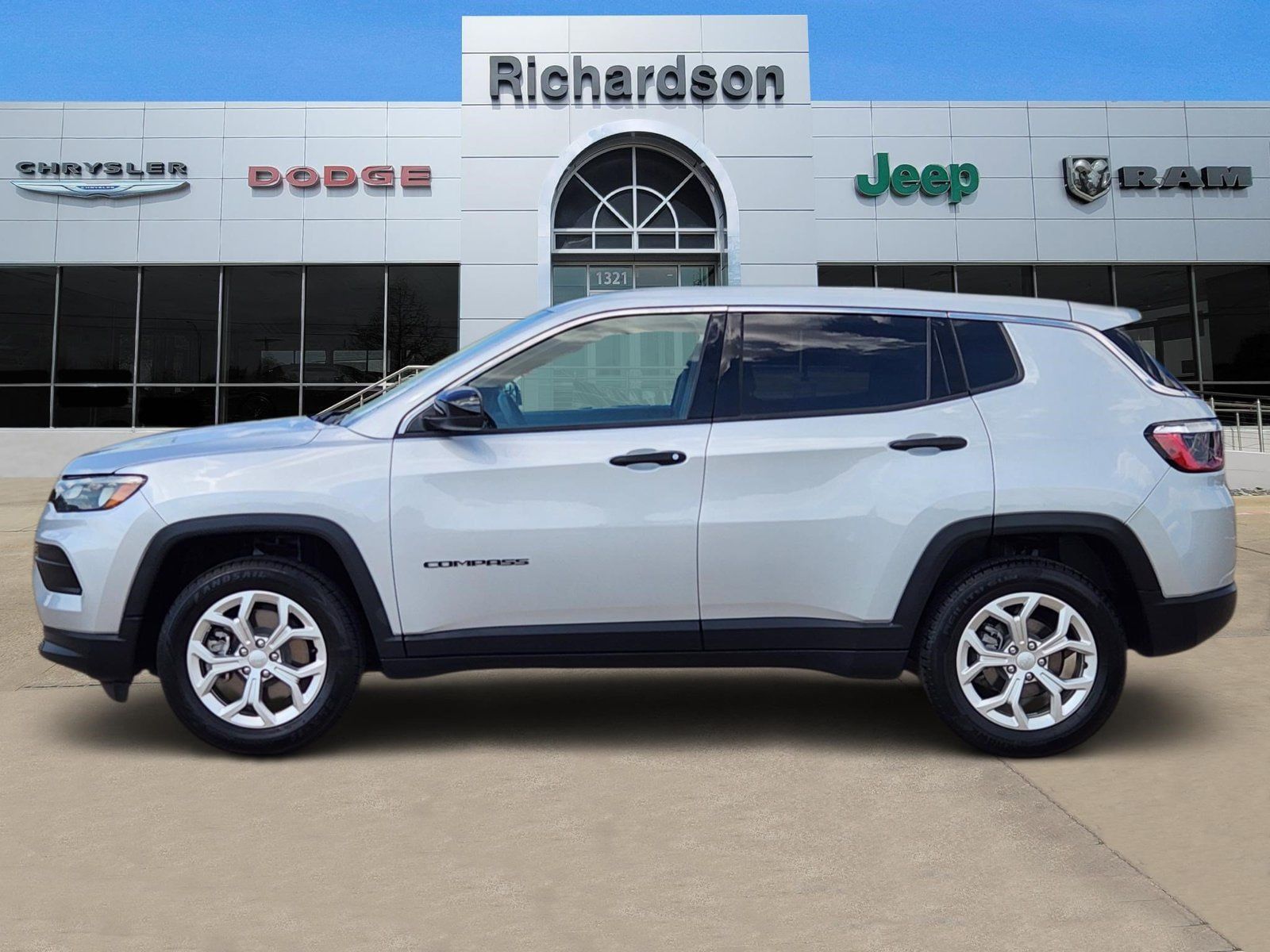 Used 2024 Jeep Compass Sport AWD/4WD image 3