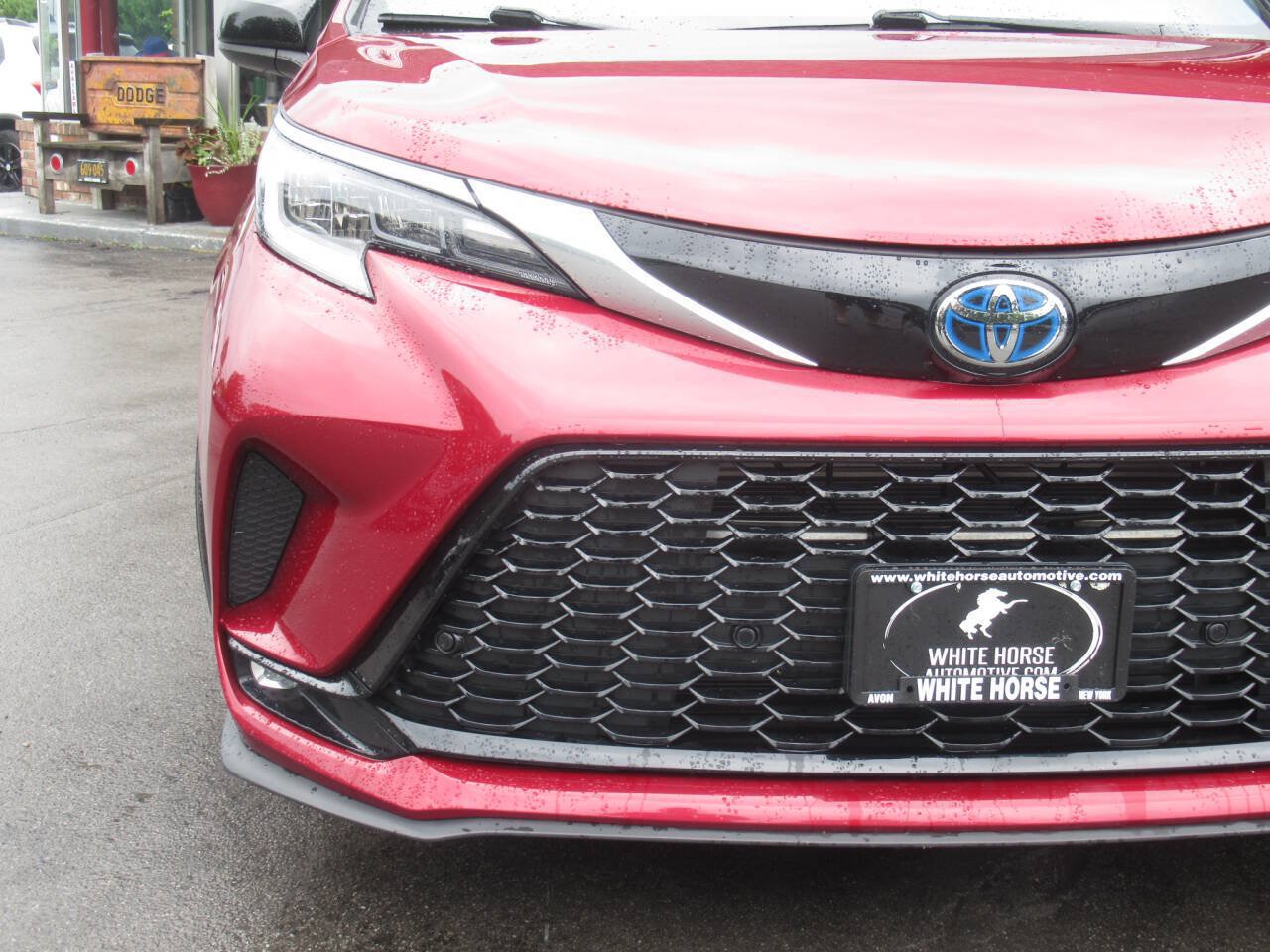 Used 2021 Toyota Sienna XSE w/ XSE Plus Package FWD image 3