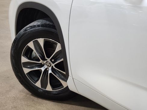 Used 2021 Toyota Highlander XLE FWD image 23
