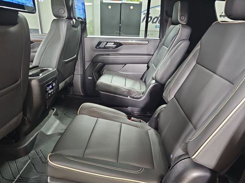 Used 2025 Chevrolet Suburban Premier AWD/4WD image 19