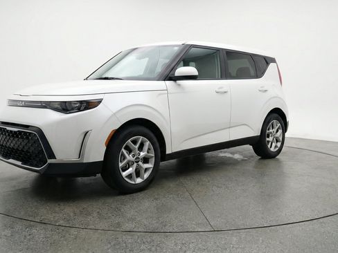 Used 2025 Kia Soul LX w/ LX Technology Package FWD image 3