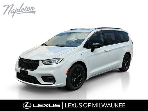 Used 2024 Chrysler Pacifica Premium FWD image 1