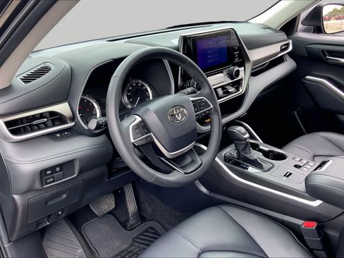Certified 2024 Toyota Highlander XLE FWD image 17