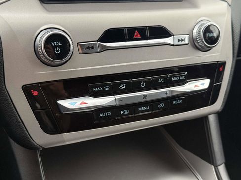 Used 2022 Ford Explorer XLT image 26