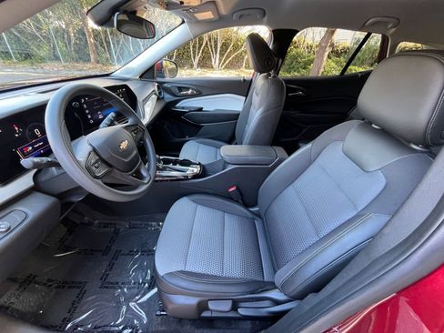 Used 2025 Chevrolet Trax LT image 24