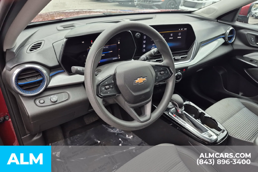 Used 2025 Chevrolet Trax LT FWD image 12