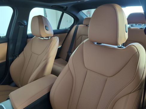 Used 2025 BMW 330i Sedan w/ Convenience Package image 21