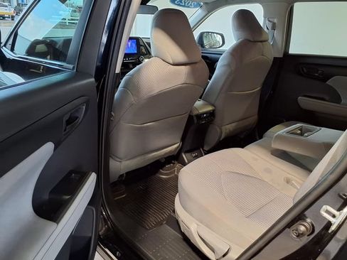 Used 2023 Toyota Highlander L FWD image 17
