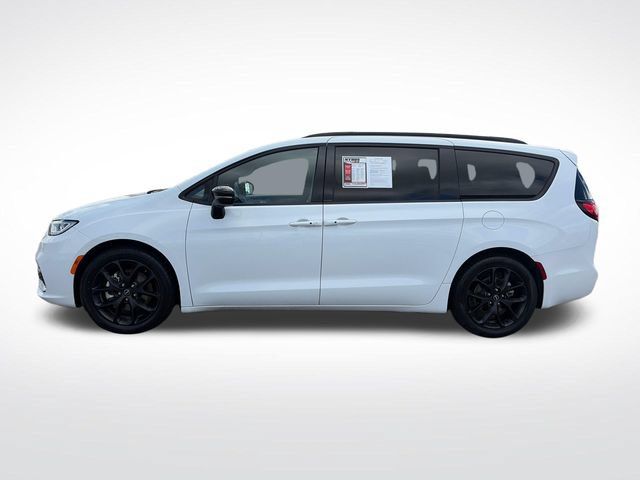Used 2025 Chrysler Pacifica Limited FWD image 3