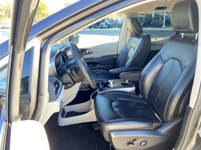 Used 2023 Chrysler Pacifica Touring-L FWD image 34