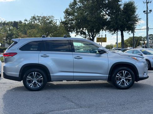 Used 2017 Toyota Highlander LE FWD image 8