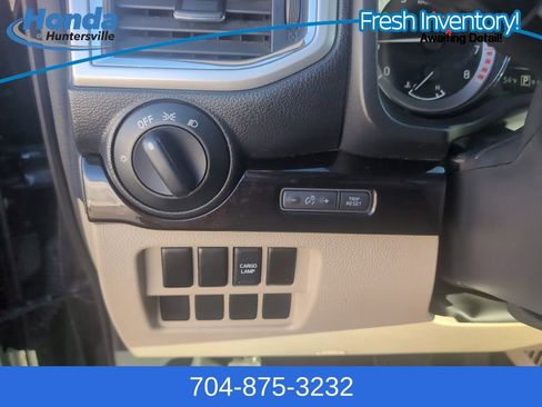 Used 2017 Nissan Titan SV image 23