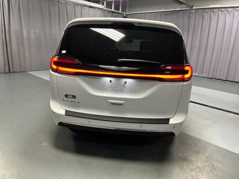 Used 2023 Chrysler Pacifica Touring image 6