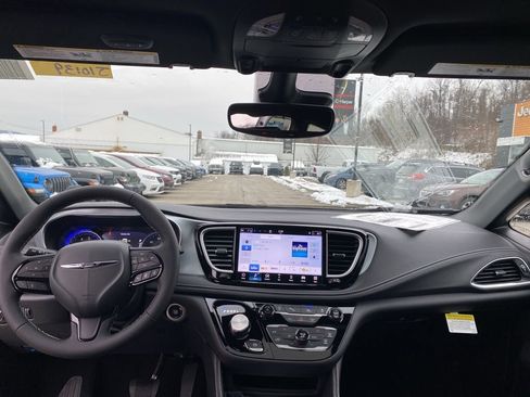 New 2026 Chrysler Pacifica Limited w/ S Appearance Package image 24