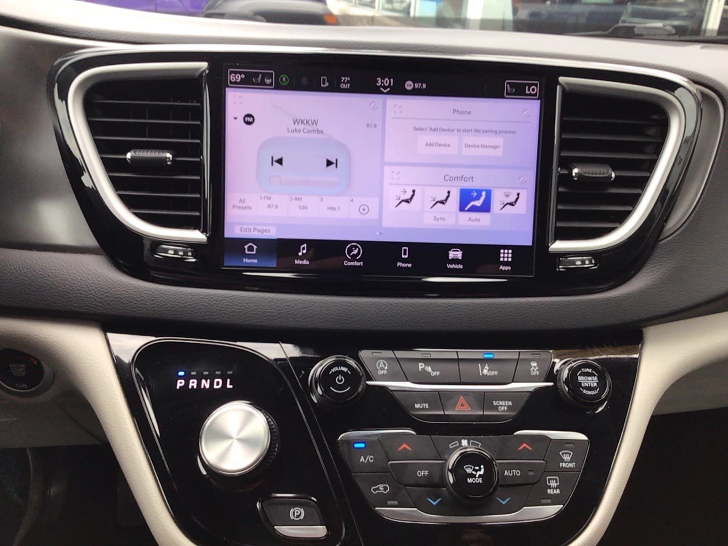 Certified 2024 Chrysler Pacifica Touring-L FWD image 11