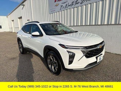 Used 2024 Chevrolet Trax LT w/ Driver Confidence Package FWD image 2