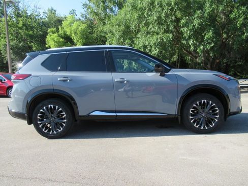 Used 2024 Nissan Rogue Platinum w/ Platinum Premium Package AWD/4WD image 2