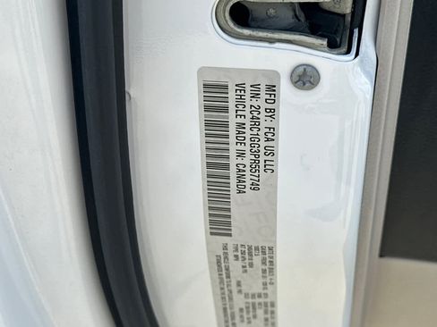 Used 2023 Chrysler Pacifica Limited image 32