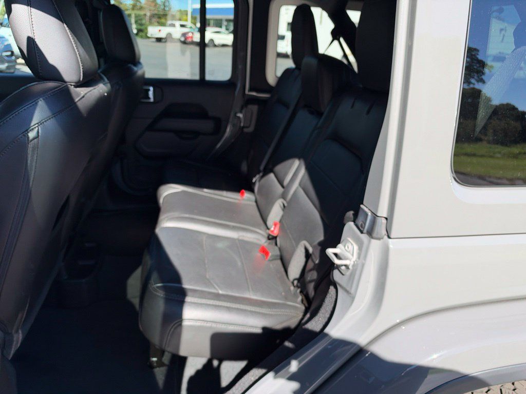 Used 2022 Jeep Wrangler Unlimited Sahara AWD/4WD image 17