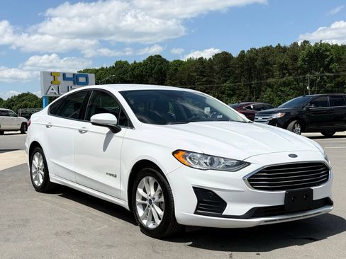 Used 2019 Ford Fusion SE FWD image 2